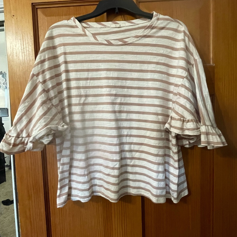 Easel shirt with ruffle sleeves